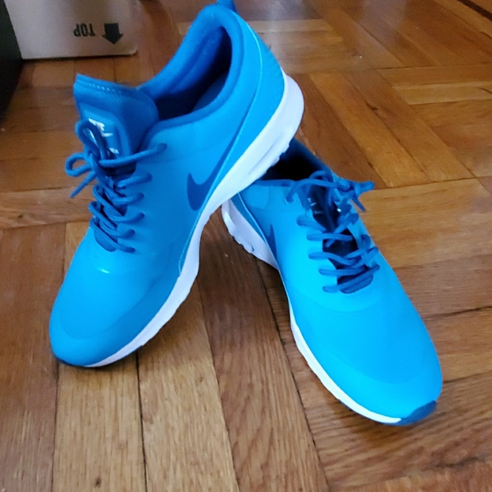 Brand New Wmns Nike Air Max Thea sneakers Sz 9.5